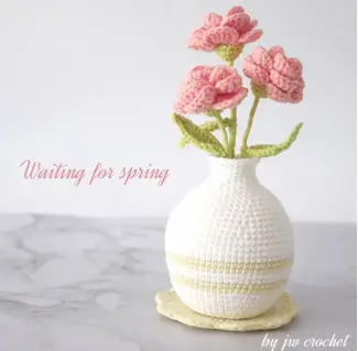 crochet vase and flowers for spring