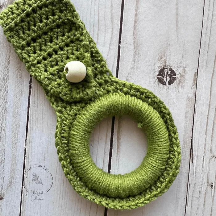 Crochet towel holder with button closure